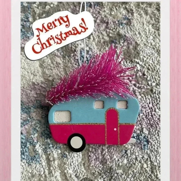 4 Nostalgic Pink Camper Ornaments w/Christmas Tree - Picture 1 of 5